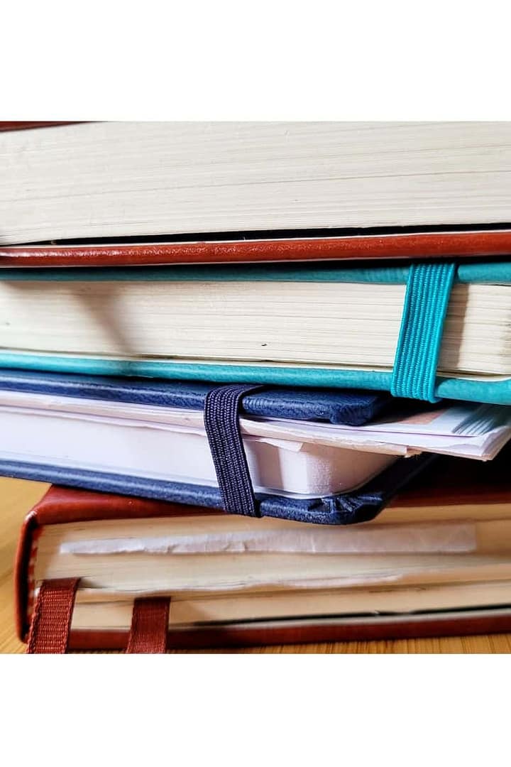 Bullet-Journal-Stapel-frontal Bullet Journal Bücher gestapelt